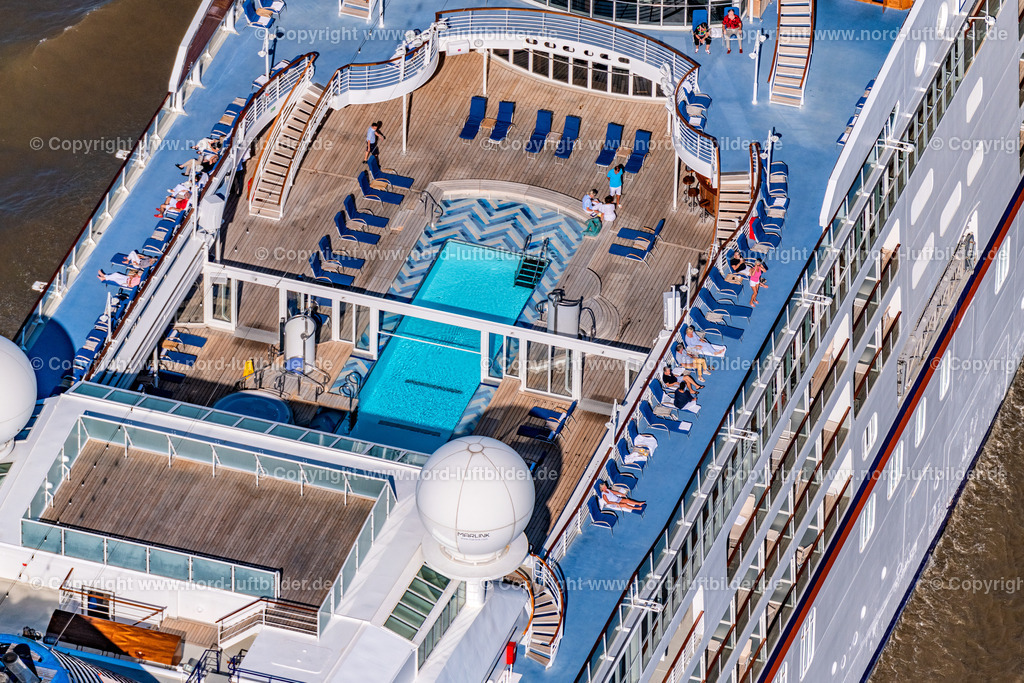 Ms_Europa_Kreuzfahrtschiff_Hapag_Lloyd_ELS_7097130822 | KOLLMAR 13.08.2022 Kreuzfahrt- Passagier- und Fahrgast- Schiff " MS Europa Hapag Lloyd " in Kollmar im Bundesland Schleswig-Holstein, Deutschland. // Cruise and passenger ship " MS Europa Hapag Lloyd " in Kollmar in the state Schleswig-Holstein, Germany. Foto: Martin Elsen
