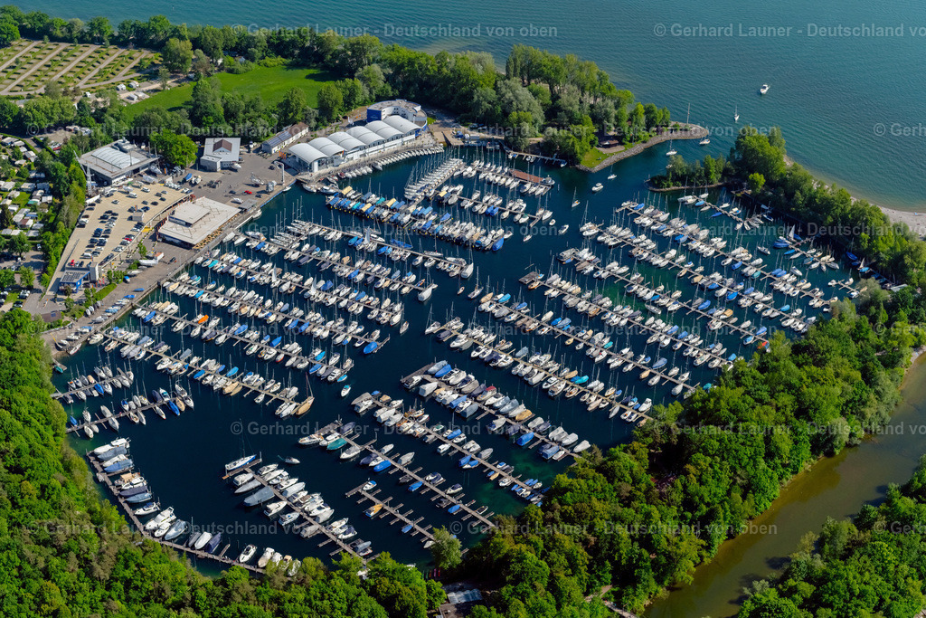 4027963 | KRESSBRONN AM BODENSEE 17.05.2020 Sportboot- Anlegestellen und Bootsliegeplätzen am Uferbereich des Bodensee in Kressbronn am Bodensee im Bundesland Baden-Württemberg, Deutschland. Weiterführende Informationen bei: ULTRAMARIN Die Meichle + Mohr Marina. // Pleasure boat marina with docks and moorings on the shore area of Lake of Constance in Kressbronn am Bodensee in the state Baden-Wuerttemberg, Germany. Further information at: ULTRAMARIN Die Meichle + Mohr Marina. Foto: Gerhard Launer