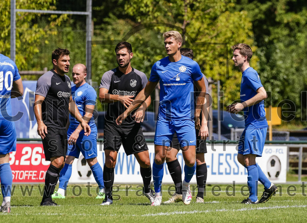 2023-08-12_027_FC_Langengeisling_gegen_ESV_Freilassing | Erding, Deutschland, 12.08.2023:
Fußball, Bezirksliga Oberbayern Ost 2023 / 2024, 4. Spieltag, FC Langengeisling gegen ESV Freilassing, Endergebnis: 2:1

Andreas Buchberger (FC Langengeisling, #5), Kilian Stenzel (FC Langengeisling, #32), Georg Wieser (ESV Freilassing, #4)

Foto: Christian Riedel / fotografie-riedel.net