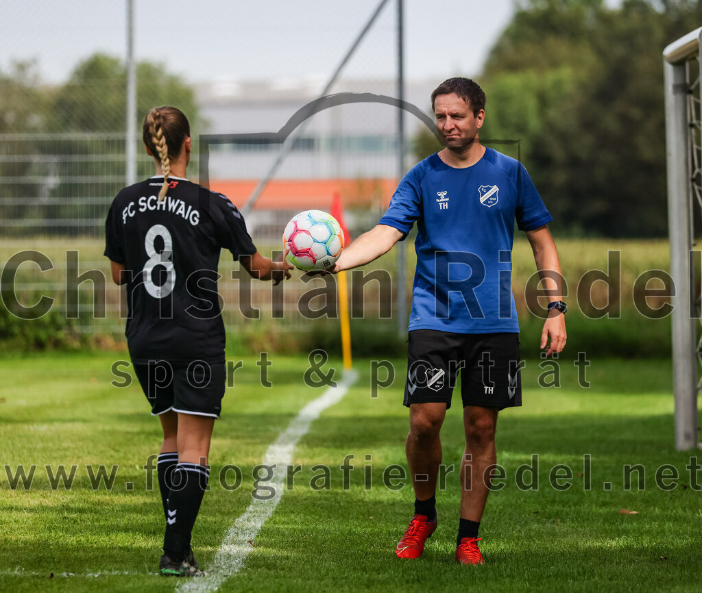 2023-09-03_032_Teamware_Cup_2023 | Oberding, Deutschland, 03.09.2023:
Fußball, TS Teamwear Cup 2023, Vorrunde, FC Schwaig gegen FC Langengeisling, Endergebnis: 

Foto: Christian Riedel / fotografie-riedel.net