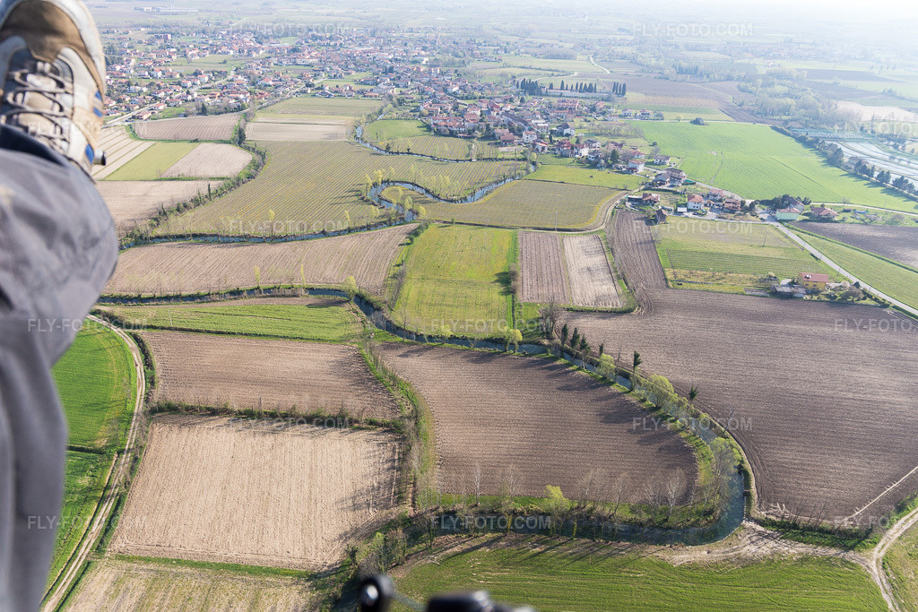 Aerial view: View of the town in S.S. N.13 Pontebbana in the state Friuli Venezia Giulia, Italy. – Photo: IMG_105748.jpg taken on 04/08/2018 by Werner Riehm/FLY-FOTO.com – Resolution of the original: 5472 x 3648 px