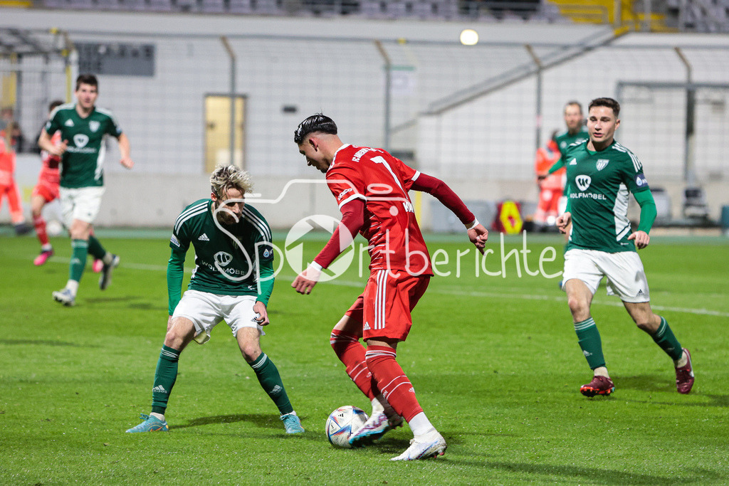 FC Bayern Amateure - 1. FC Schweinfurt | Yusuf Karhan KABADAYI (FCB #7) im Duell mit Jannis RABOLD (FCS #2)
