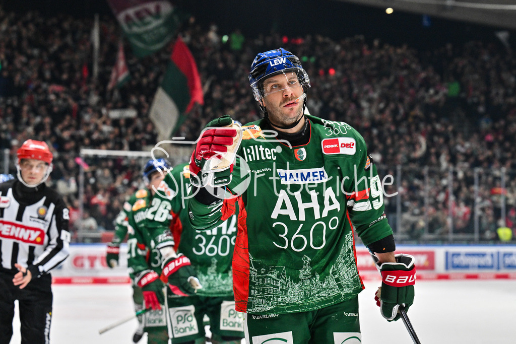 Augsburger Panther - Löwen Frankfurt | AUGSBURG, GERMANY - 16. JANUARY: Jubel der Panther nach dem TReffer zum 2-1 durch Joseph CRAMAROSSA (Augsburger Panther 92) / Tor / Torschuetze / Freude / Happy während dem Match zwischen den Augsburger Panthern und den Löwen Frankfurt am 40. Spieltag der penny DEL im Curt Frenzel Stadion