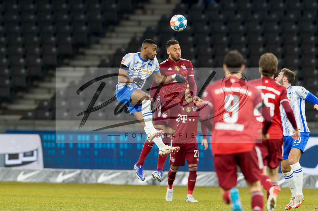BSCFCB20220123_045 | Fussball, Herren: Myziane Maolida (Hertha BSC) und Corentin Tolisso (FC Bayern Muenchen) im Zweikampf bei dem Spiel der 1. Bundesliga zwischen Hertha BSC und FC Bayern Muenchen im Olypiastadion am 23.01.2022 in Berlin, Deutschland.DFB / DFL REGULATIONS PROHIBIT ANY USE OF PHOTOGRAPHS AS IMAGE SEQUENCES AND/OR QUASI-VIDEO. - Realisiert mit Pictrs.com