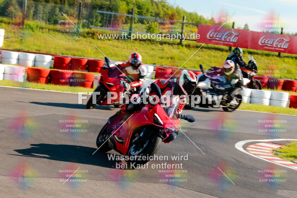 Moto-TeamOBK-21080 | Hier findet Ihr Bilder von Touristenfahrten auf der Nürburgring Nordschleife oder von anderen Veranstaltungen die ich besucht habe. Viel Spass beim Durch Schauen 