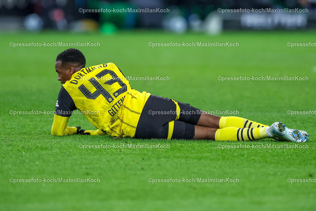 BMG07122402198 | 07.12.2024, Fußball, Borussia Mönchengladbach - Borussia Dortmund, 1. Fußball Bundesliga, Borussia-Park, Saison 2024 2025: Jamie Gittens (BVB #43) liegt auf dem SpielfeldDFB regulations prohibit any use of photographs as image sequences and or quasi-video.