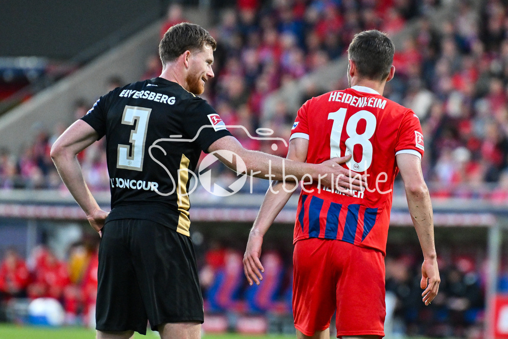 1. FC Heidenheim - SV Elversberg 07 | Florian Le JONCOUR (SV Elversberg 3) und Marvin PIERINGER (Heidenheim 18) umarmem sich nach einem Zweikampf / duell / Relegation Bundesliga: 1. FC Heidenheim - SV Elversberg 07, Voith-Arena am 22.05.2025 / DFL REGULATIONS PROHIBIT ANY USE OF PHOTOGRAPHS AS IMAGE SEQUENCES AND/OR QUASI-VIDEO