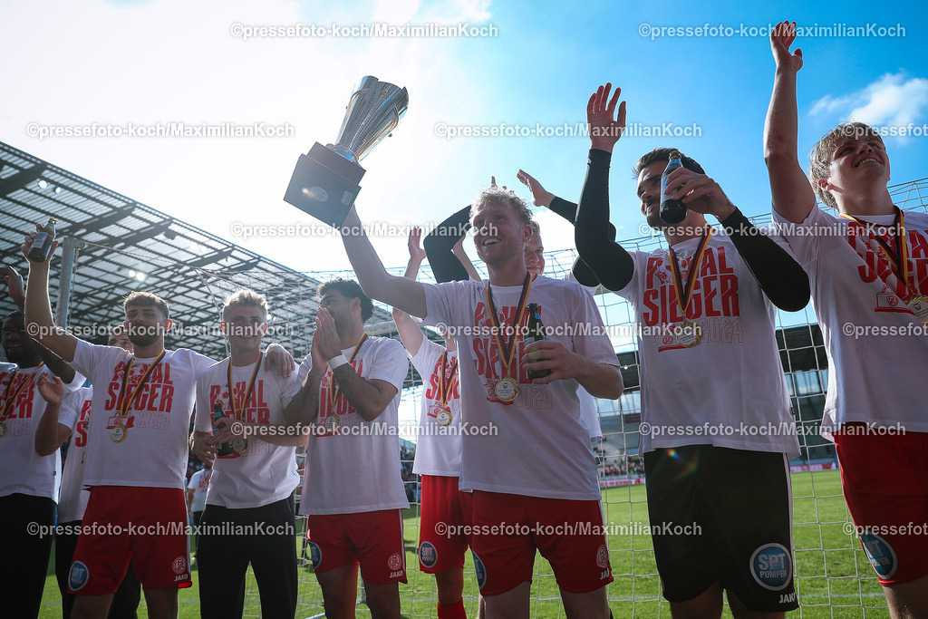 RWE3Liga25052401063 | 25.05.2024, Essen, Fußball, Finaltag der Amateure, Niederrheinpokal Finale, Stadion an der Hafenstraße, Saison 2023 2024, Rot-Weiss Essen – SC Rot-Weiß Oberhausen: Rot-Weiss Essen ist Pokalsieger - Die Mannschaft gewinnt gegen Oberhausen mit 3:0 und jubelt über den Sieg. Abschlussfeier Siegerehrung Siegerfeier Pokalsieg Pokalsieger Pokalfeier. Ron Berlinski (Rot-Weiss Essen) steht jubelnd mit dem Pokal vor den Fans.
DFB regulations prohibit any use of photographs as image sequences and or quasi-video.