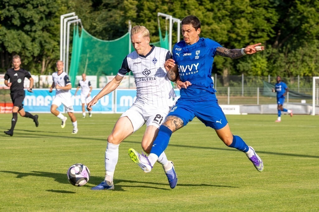 Al-Hilal SFC gegen Waldhof Mannheim; internationales Testspiel in Balingen***Bild: Julian Rieckmann (21, Mannheim) behauptet den Ball | Al-Hilal SFC gegen Waldhof Mannheim; internationales Testspiel in Balingen***Bild: Julian Rieckmann (21, Mannheim) behauptet den Ball - Realisiert mit Pictrs.com