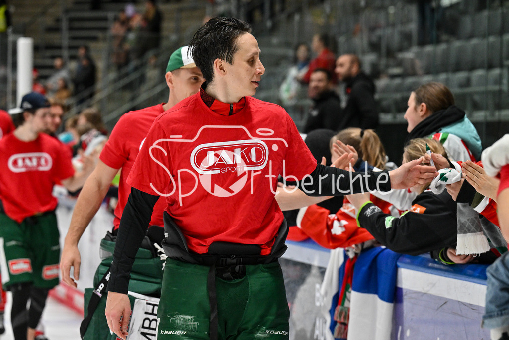 Augsburger Panther - Nürnberg Ice Tigers | Das Team der Augsburger Panther feiert zusammen mit den Fans den Heimsieg gegen Nuernberg / DEL: Augsburger Panther - Nuernberg Ice Tigers, Curt Frenzel Stadion am 06.12.2024 / Anrei HAKULINEN (Augsburger Panther #94)