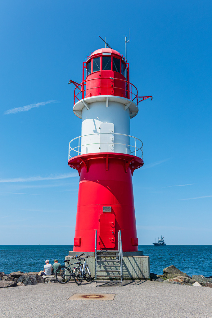 Mole und Molenturm an der Küste der Ostsee in Warnemünde | Mole und Molenturm an der Küste der Ostsee in Warnemünde.
