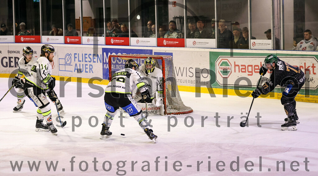 2024-02-16_093_TSV_Erding_gegen_ERSC_Amberg | Erding, Deutschland, 16.02.2024:
Eishockey, Bayernliga Playoffs 2023 / 2024, 1. Spieltag, TSV Erding gegen ERSC Amberg, Endergebnis: 1:2

Felix Schwarz (ERSC Amberg, #14), Andreas Pielmeier (ERSC Amberg, #72), Torwart Timon Bätge (ERSC Amberg, #31), Philipp Michl (Erding Gladiators, #77)

Foto: Christian Riedel / fotografie-riedel.net