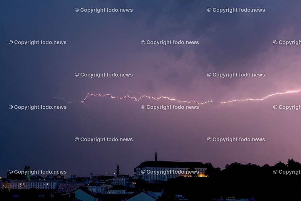 Wetter_ Gewitter_ Blitz_ 09.06.2024-2 | 09.06.2024, Linz, AUT, Wetter, Unwetter, Gewitter, im Bild Blitz ueber Linz