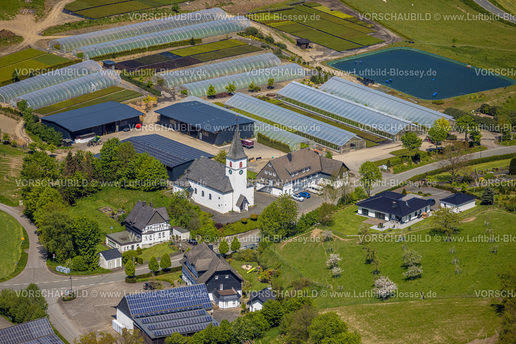 Eslohe230505934 | Luftbild, Kath. Kirche Mariä Heimsuchung, Gewächshäuser, Ortsteil Niederlandenbeck, Landenbeck, Eslohe, Sauerland, Nordrhein-Westfalen, Deutschland
