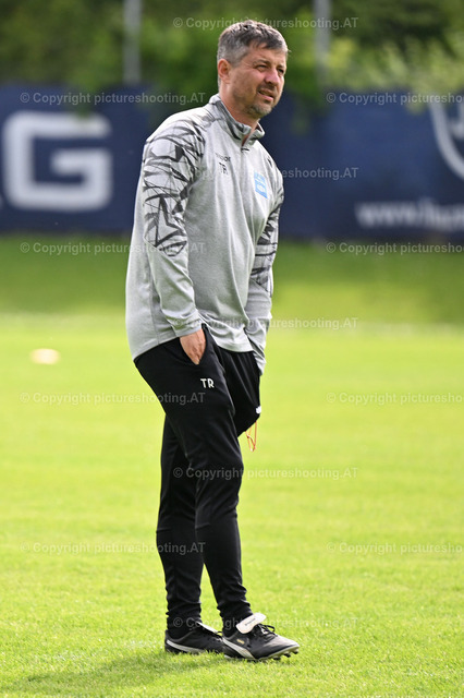 mikovits-20240507-0056 | Image shows head coach Gerald Scheiblehner (BWL) during warm up, PK LASK, Sport, Bundesliga, Fußball /Foto: Albert Mikovits Datum 20240507