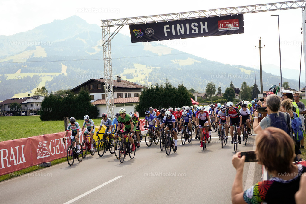 495_20230817_Bewerb_Maenner_Muehlanger | AUT - OESTERREICH, 2023-08-16: SPORT RENNRAD-FAHREN - 55. INTERNATIONALER RADWELTPOKAL IN ST. JOHANN IN TIROL  - Vintage-Radrennen mit WM-Bronze-Medaillen-Siegerin Christina Schweinberger, den Teilnehmer und Alexander Baumann (vom Orginastions-Team) - TAG 2 BEWERB MAENNER IN SECHS GRUPPEN  ; Foto: Roland Muehlanger