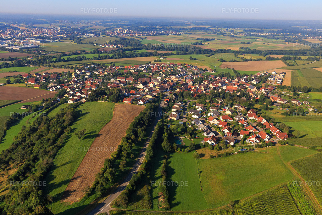 Luftbild: Ortsansicht von Osten im Ortsteil Blochingen in Mengen im Bundesland Baden-Württemberg in Deutschland. Foto: IMG_094155.jpg vom 27.08.2016 durch Werner Riehm/FLY-FOTO.de