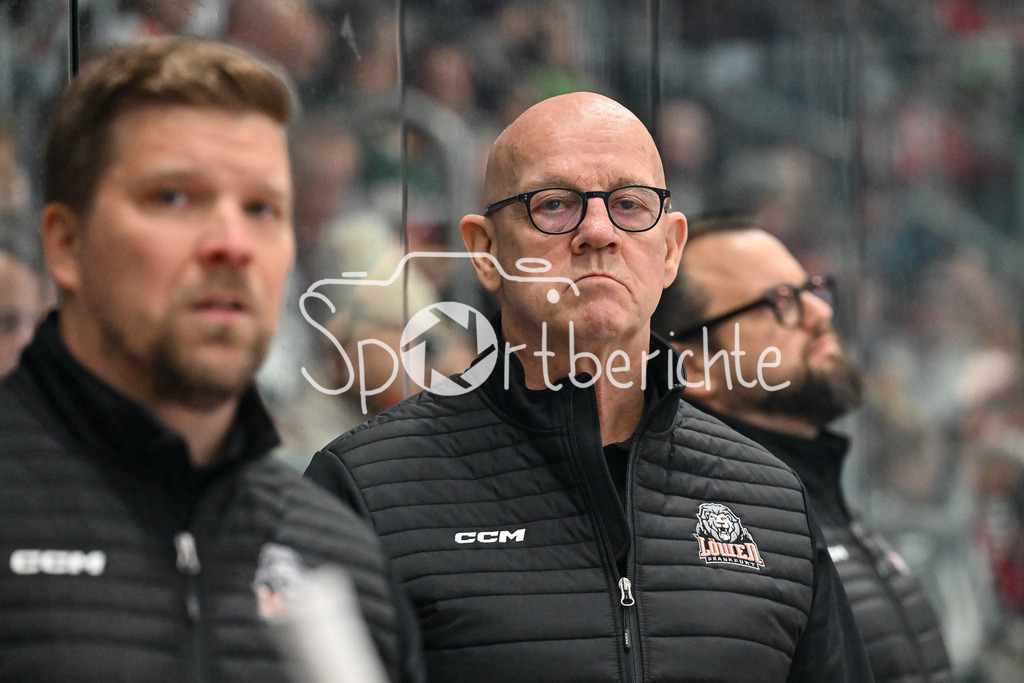 Augsburger Panther - Löwen Frankfurt | im Bild Tim ROWE Trainer Löwen Frankfurt in Aktion / DEL: Augsburger Panther - Löwen Frankfurt, Curt Frenzel Stadiom am 11.10.2024