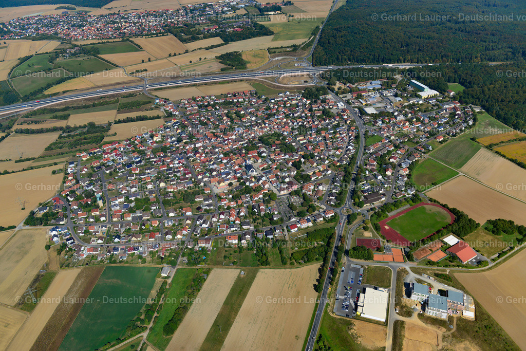 3650553 | KIST 13.09.2016 Stadtgebiet mit Außenbezirken und Innenstadtbereich am Rand von landwirtschaftlichen Feldern und Ackerflächen in Kist im Bundesland Bayern, Deutschland // Urban area with outskirts and inner city area on the edge of agricultural fields and arable land in Kist in the state Bavaria, Germany Foto: Gerhard Launer