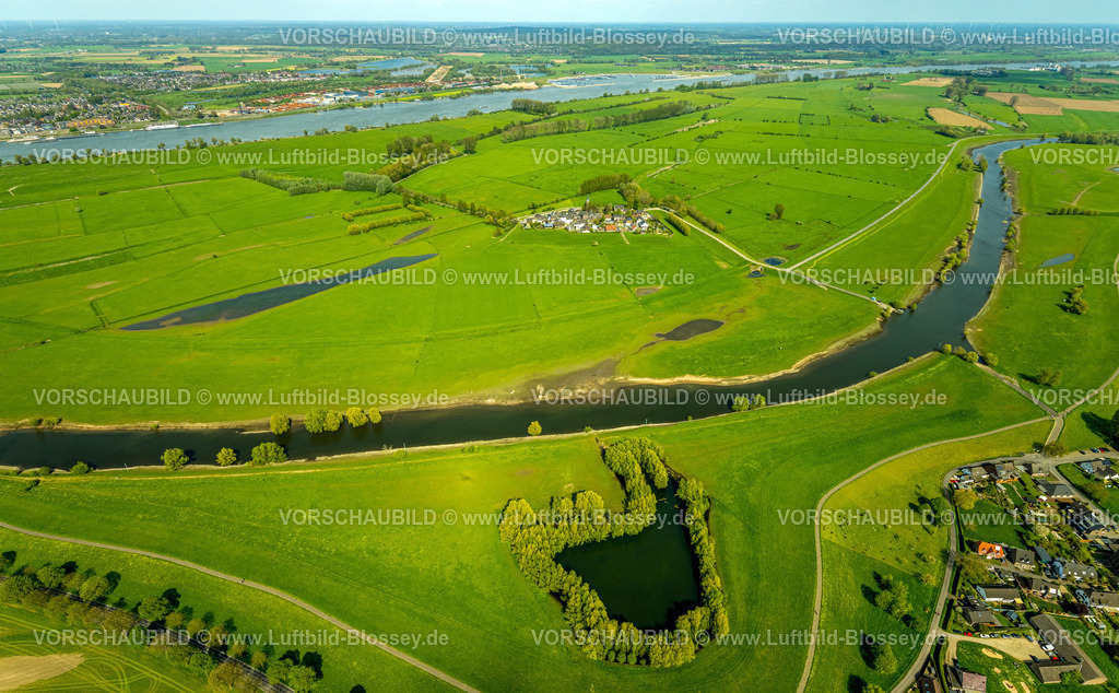 Kleve240402588RheinueberflutungsflaecheSchenkenschanz | Luftbild, Wohnsiedlung Ortsteil Schenkenschanz mit Hochwasserschutzmauer, Rheinüberflutungsfläche, umgeben von Wiesen und Feldern, hinten der Fluss Rhein und die deutsch-niederländische Grenze, rechts der Griethauser Altrhein mit der Anlegestelle Fähre Düffelwald, Fernsicht, Schenkenschanz, Kleve, Niederrhein, Nordrhein-Westfalen, Deutschland