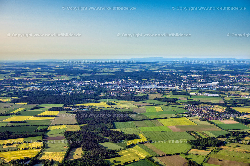 Wolfsburg_ELS_3558050623 | WOLFSBURG 05.06.2023 Stadtgebiet mit Außenbezirken und Innenstadtbereich in Wolfsburg im Bundesland Niedersachsen, Deutschland. // City area with outside districts and inner city area in Wolfsburg in the state Lower Saxony, Germany. Foto: Martin Elsen