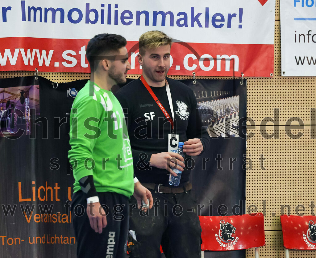 2022-12-17_044_SV_Anzing_gegen_TSV_Simbach | Anzing, Deutschland, 17.12.2022:
Handball, Bayernliga männliche A-Jugend 2022 / 2023, 9. Spieltag, SV Anzing gegen TSV Simbach, Endergebnis: 39:30

Torwart Tobias Baumann (SV Anzing, #12), Sebastian Erber (SV Anzing)

Foto: Christian Riedel / fotografie-riedel.net