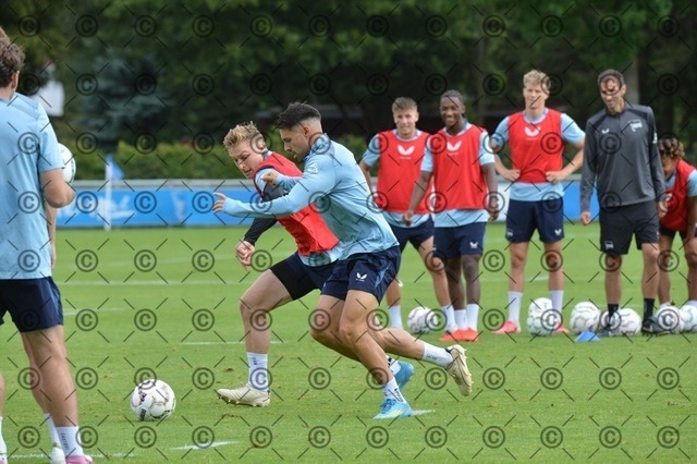 RGE_0146 | Hertha BSC, 2.Bundesliga, Herren, Fußball, Training auf dem Schenckendorffplatz, Dienstag 18.08. 2026, Saison 2026/27,  im Bild von li.  Julian Eitschberger ( Hertha BSC ), Josip Brekalo ( Hertha BSC ),  Fotograf: Ralf Gebhardt - Realisiert mit Pictrs.com
