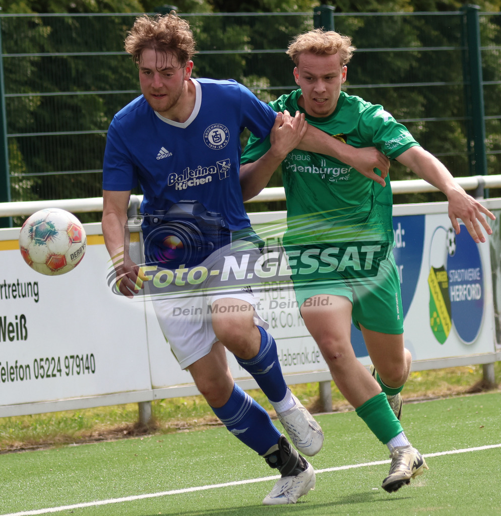 SC Enger - TuS Bruchmühlen | Auf dem Bild zu sehen: grün SC Enger: Alexander Geiger ; blau TuS Bruchmühlen: Moritz BergSC Enger, TuS Bruchmühlen, Saison 25/26, Kreisliga A, Enger, Deutschland - Realisiert mit Pictrs.com