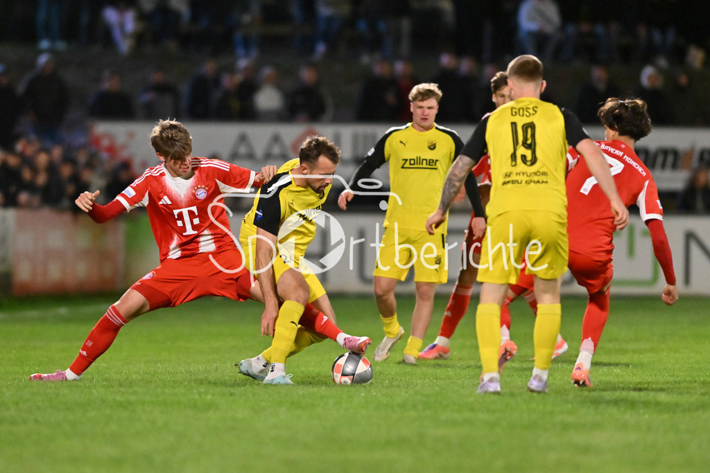 DJK Vilzing - FC Bayern Amateure | im Duell Guido Della ROVERE (FC Bayern Muenchen II 10) und Felix WEBER (DJK Vilzing 24) / Zweikampf / Regionalliga Bayern: DJK Vilzing - FC Bayern Amateure; Manfred-Zollner Stadion am 23.09.2025