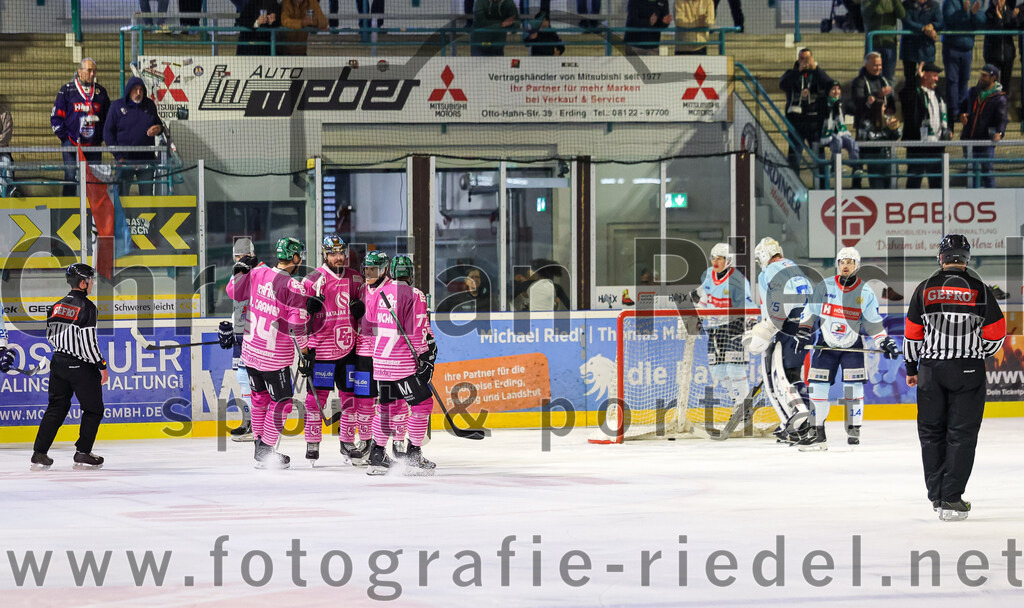 2025-10-05_048_TSV_Erding_gegen_Heilbronner_Falken | Erding, Deutschland, 05.10.2025:Eishockey, Oberliga Süd 2025 / 2026, 6. Spieltag, TSV Erding gegen Heilbronner Falken, Endergebnis: 3:1Jubel nach dem 1:0 durch Marc Schmidpeter (Erding Gladiators, #33)Bastian Cramer (Erding Gladiators, #34), Marc Schmidpeter (Erding Gladiators, #33), Mark Waldhausen (Erding Gladiators, #27), Philipp Michl (Erding Gladiators, #77), Torwart Franz Jokinen (Heilbronner Falken, #75), Niklas Jentsch (Heilbronner Falken, #14)Foto: Christian Riedel / fotografie-riedel.net
