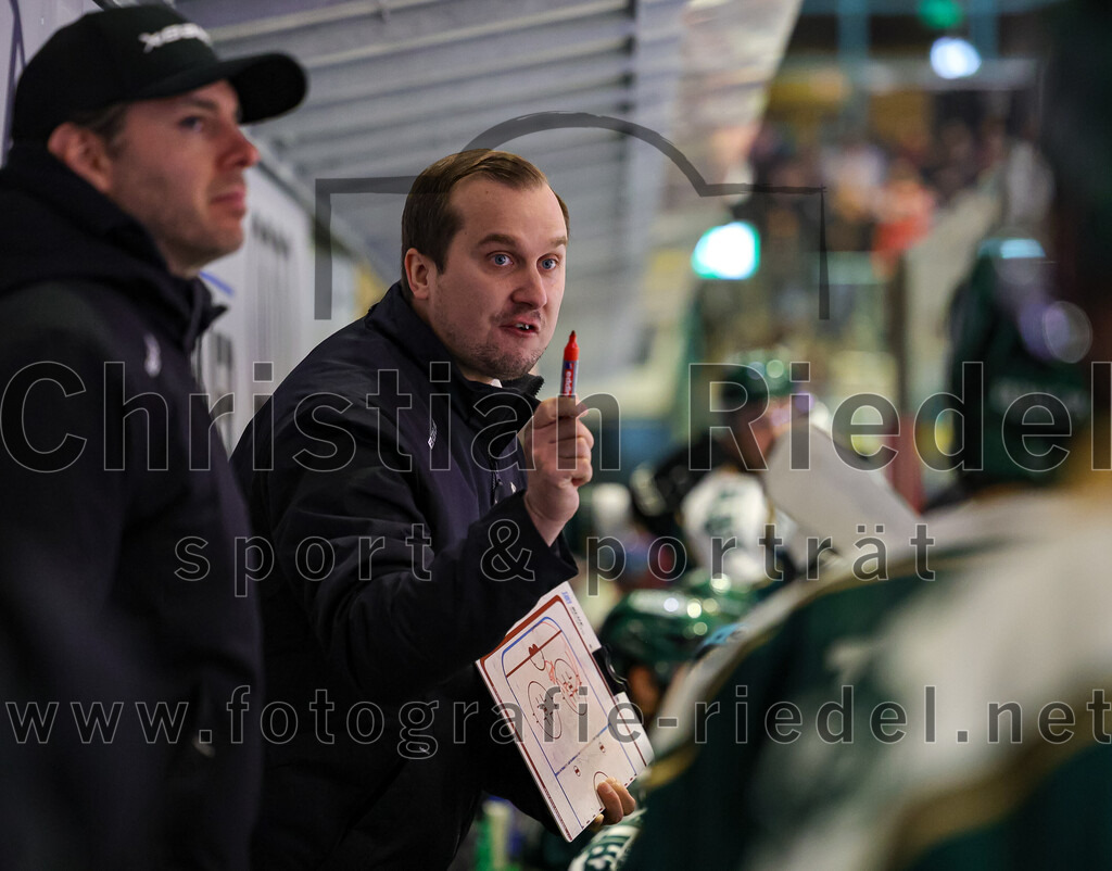 2025-11-16_118_TSV_Erding_gegen_Selber_Woelfe | Erding, Deutschland, 16.11.2025:Eishockey, Oberliga Süd 2025 / 2026, 17. Spieltag, TSV Erding gegen Selber Wölfe, Endergebnis: 3:1Teamchef Dominik Quinlan (Erding Gladiators)Foto: Christian Riedel / fotografie-riedel.net