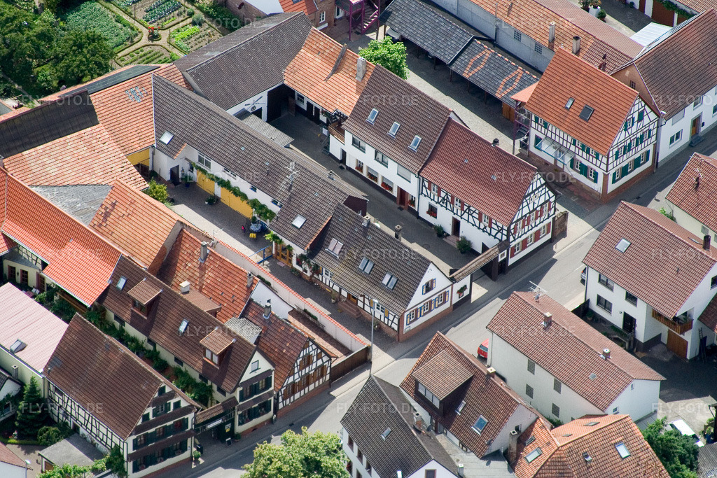 Luftbild: Hauptstraße von Norden in Winden im Bundesland Rheinland-Pfalz in Deutschland. Foto: IMG_11167.jpg vom 14.06.2008 durch Werner Riehm/FLY-FOTO.de