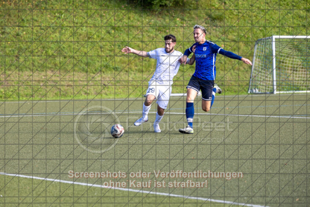 20250928_161447_0121 | Gökdeniz Celik (TSG Salach #29) auf dem Weg zum Tor,TSG Salach (weiß) vs. TSV Berkheim (blau), Fußball, Bezirksliga - Bezirk Neckar/Fils, 06. Spieltag, Saison 2025/2026, Kunstrasensportplatz, Staufenecker Straße, 73084 Salach, 28.09.2025 - 15:00 Uhr,Foto: PhotoPeet-Sportfotografie/Peter Harich