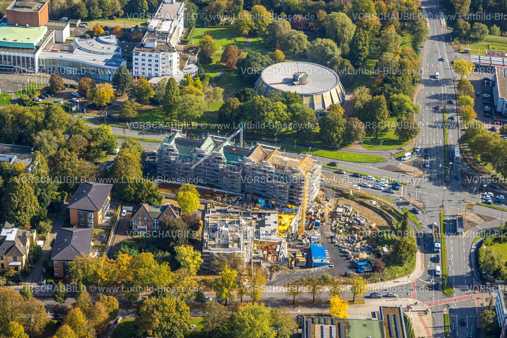 Luenen241012191 | Luftbild, Sporthalle im Stadtpark Rundsporthalle mit Ringhotel Am Stadtpark und Hansesall, Baustelle mit Neubau Quartier Langestraße 100 zwischen Lange Straße und Kurt-Schumacher-Straße, Lünen, Ruhrgebiet, Nordrhein-Westfalen, Deutschland