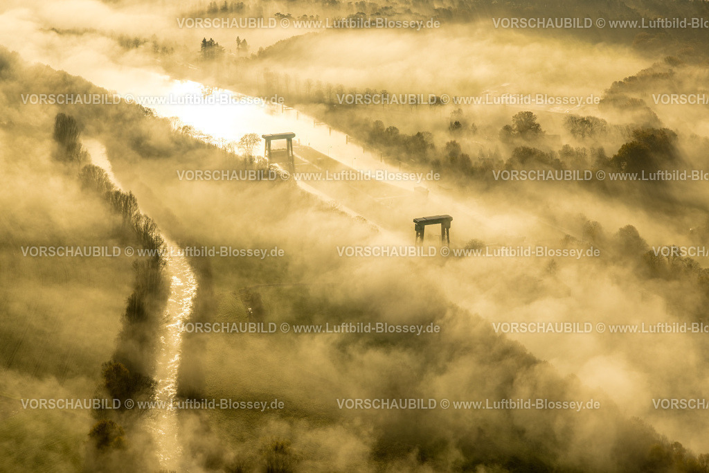 Haltern231104114 | Luftbild, Nebelschwaden über der Schleuse Flaesheim am Wesel-Datteln-Kanal und der Lippeaue mit Fluss Lippe, umgeben von herbstlichen Laubbäumen, Flaesheim, Haltern am See, Ruhrgebiet, Münsterland, Nordrhein-Westfalen, Deutschland