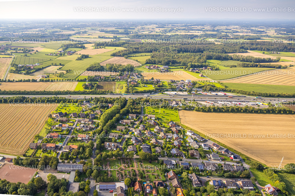 Beckum230805985Vellern | Luftbild, Wohnsiedlung an der Autobahn A2 und Autobahn-Raststätte Vellern, Vellern, Beckum, Münsterland, Nordrhein-Westfalen, Deutschland