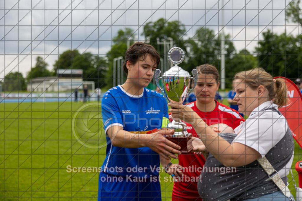 20250529_150209_1498 | #,  SGM Wendlingen-Ötlingen II (blau) vs. 1.FC Donzdorf II (schwarz), Fussball, Frauen-Bezirkspokal Finale Saison 2024/2025, Rasenplatz VfL Stadion Kirchheim, Jesinger Straße 105, 73230 Kirchheim, 29.05.2025 - 13:00 Uhr,Foto: PhotoPeet-Sportfotografie/Peter Harich