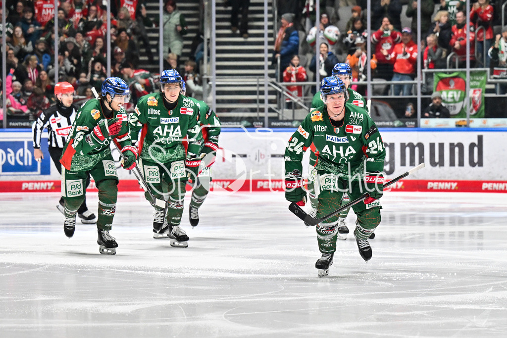 Augsburger Panther - Grizzlys Wolfsburg | AUGSBURG, GERMANY - 15. MARCH: Jubel der Panther nach dem Treffer zum 3-4 durch T. J. TREVELYAN (Augsburger Panther 24) / Tor / Torschuetze / Freude / Happy während dem Match zwischen den Augsburger Panthern und den Grizzlys Wolfsburg am 52. Spieltag der Penny DEL im Curt Frenzel Stadion
