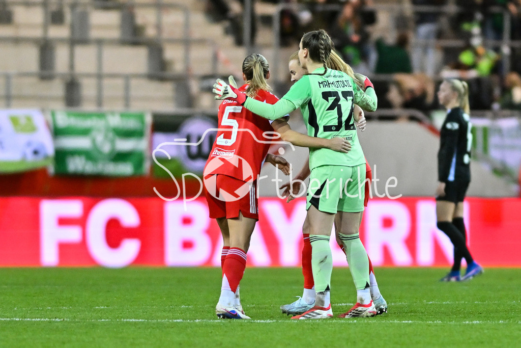 FC Bayern München - VfL Wolfsburg | MUNICH, GERMANY - 22. FEBRUARY: die Spielerinnen der Bayern feuen sich über den Sieg gegen Wolfsburg / Happy / Freude während dem Spiel zwischen den Frauen des FC Bayern München und den Frauen des VfL Wolfsburg am 19. Spieltag der Google Pixel Frauen-Bundesliga am FC Bayern Campus