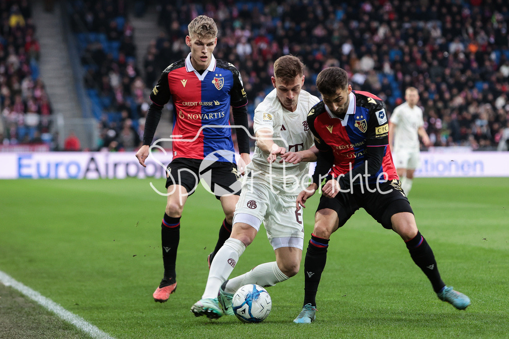 FC Basel - FC Bayern München | Anton KADE (Basel #30) im Duell mit Josua KIMMICH (FCB #6) / Zweikampf