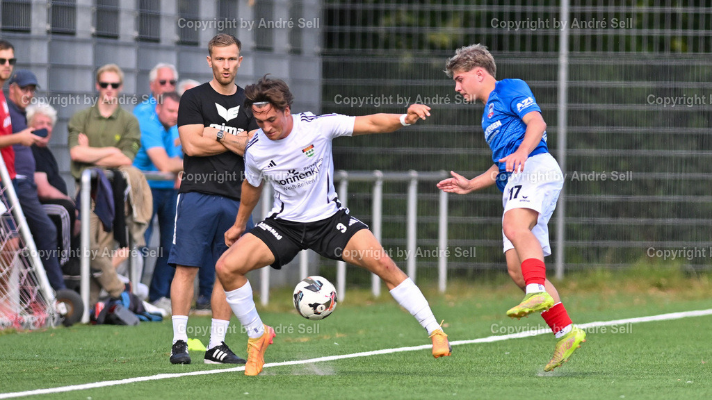 TSV Kronshagen vs. TSB Flensburg | Till Wallenstein (TSVK #3) vs Kean Wojnarowski (TSB #17) / Fußball-Landesliga Schleswig Männer 2025/2026 / TSV Kronshagen vs. TSB Flensburg / Kunstrasenplatz (Platz 5) / Kronshagen / 06.09.25 - Realisiert mit Pictrs.com