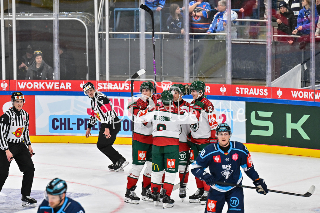 ERC Ingolstadt - Frölunda HC | INGOLSTADT, GERMANY - 02. DECEMBER: Jubel der Schweden nach dem Treffer zum 1-2 durch Henrik TÖMMERNES (Frölunda Gothenburg 7) / Tor / Torschuetze / Freude / Happy beim Match zwischen dem ERC Ingolstadt und Frölunda HC beim Hinspiel im Viertelfinale der Champions Hockey League in der Saturn Arena