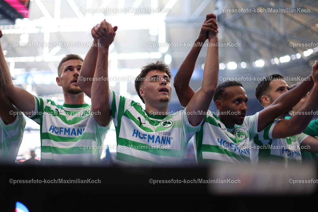 Schalke26102401069 | 26.10.2024, Fußball, FC Schalke 04 - SpVgg Greuther Fürth, 2. Fußball Bundesliga, Veltins-Arena Gelsenkirchen, Saison 2024 2025: Abschlussjubel nach dem 4:2 Sieg - Die Mannschaft von SpVgg Greuther Fürth steht jubelnd vor dem Gäszteblock und bedankt sich bei den Fans für die Unterstützung. Leander Popp (Greuther Fürth #20)DFB regulations prohibit any use of photographs as image sequences and or quasi-video.
