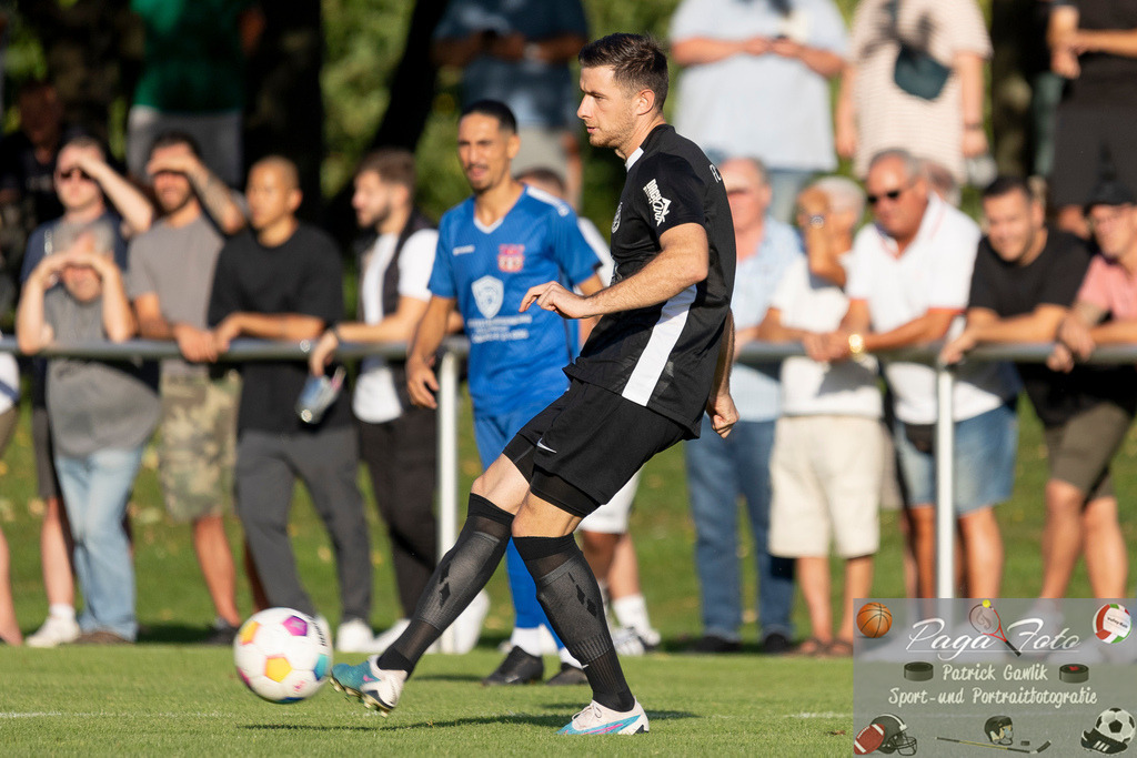 Hessenliga: Türk Gücü Friedberg - FC Eddersheim, 09.08.2024 | Maximilian Thomasberger (FC Eddersheim #5) mit Ball, Freisteller, Portrait / Porträt, Türk Gücü Friedberg - FC Eddersheim, Friedberg, Städtischer Sportplatz, 9.8.2024 - Realisiert mit Pictrs.com