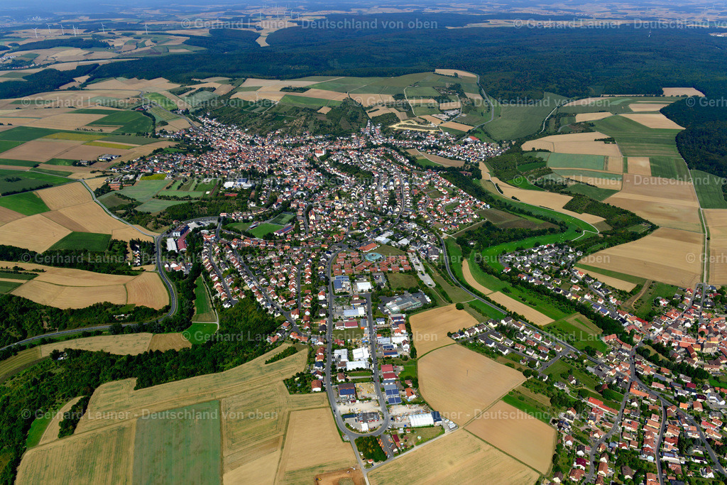 3650087 | RIMPAR 31.08.2016 Stadtansicht vom Stadtrand angrenzend an landwirtschaftliche Feldern  in Rimpar im Bundesland Bayern, Deutschland // City view from the outskirts with adjacent agricultural fields  in Rimpar in the state Bavaria, Germany Foto: Gerhard Launer