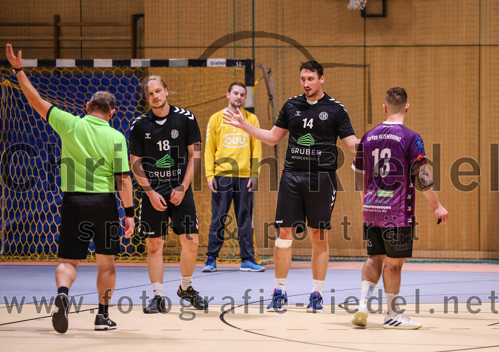 2024-11-09_071_SpVgg_Altenerding_gegen_TV_Altoetting | Erding, Deutschland, 09.11.2024:Handball, Bezirksoberliga Männer 2024 / 2025, 6. Spieltag, SpVgg Altenerding gegen TV Altötting, Endergebnis: 26:22Patrick Malz (TV Altötting, #18), Stefan Baaken (TV Altötting, #14), Sebastian Forster (SpVgg Altenerding, #13)Foto: Christian Riedel / fotografie-riedel.net