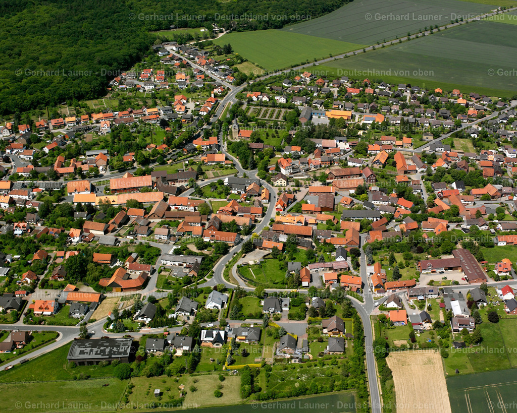 2638323 | IMMENRODE 09.06.2006 Wohngebiet - Mischbebauung der Mehr- und Einfamilienhaussiedlung  in Immenrode im Bundesland Niedersachsen, Deutschland // Residential area - mixed development of a multi-family housing estate and single-family housing estate  in Immenrode in the state Lower Saxony, Germany Foto: Gerhard Launer