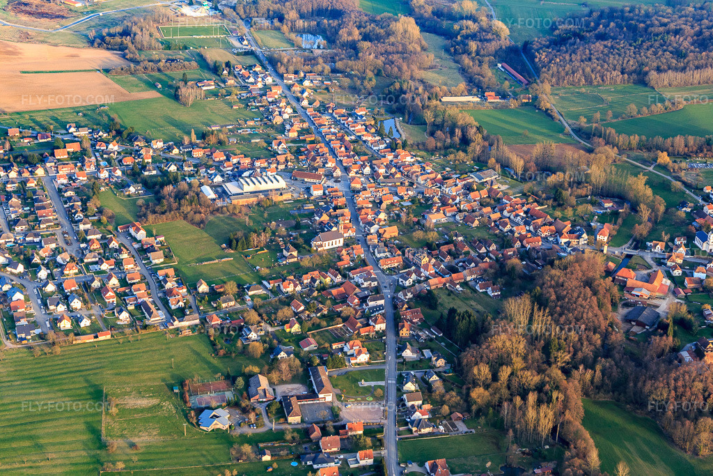 Aerial view: Rue Principale from the west in Gumbrechtshoffen in the state Bas-Rhin, France. – Photo: IMG_104976.jpg taken on 03/21/2018 by Werner Riehm/FLY-FOTO.com – Resolution of the original: 5472 x 3648 px