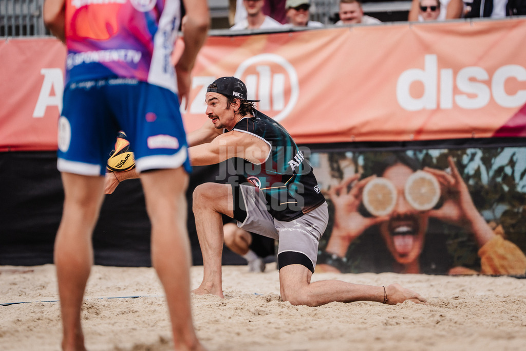 Beachvolleyball | Männer | Allianz German Beach Tour 2025 | Tourstop Bremen | 15.06.2025 | Jannik Kühlborn spielt den Ball