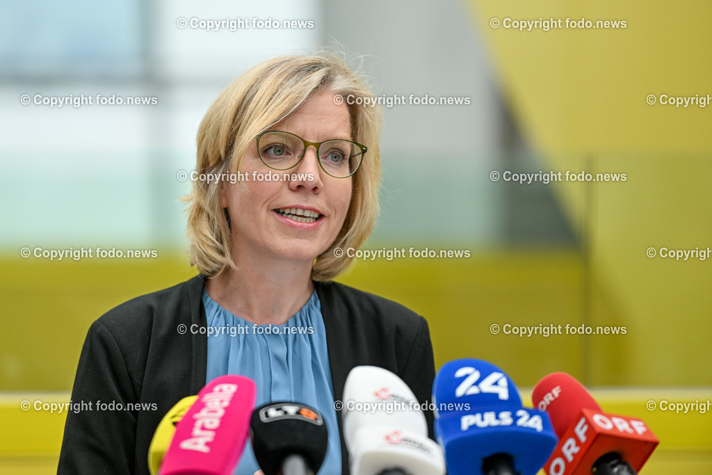 Pressekonferenz mit BMin Gewessler und LR Kaineder_ Neues UVP-Gesetz ist Turbo für die Energiewende in Oesterreich_ 02.05.2023-9 | 02.05.2023, Cubus Linz, AUT, Pressekonferenz mit BMin Gewessler und LR Stefan Kaineder, Neues UVP-Gesetz ist Turbo für die Energiewende in Oesterreich und ein Schluessel zum Heben des enormen Windkraftpotenzials in Oberoesterreich, im Bild BMin Eleonore Gewessler (Die Gruenen, Klimaschutz, Umwelt, Energie, Mobilitaet, Innovation und Technologie)